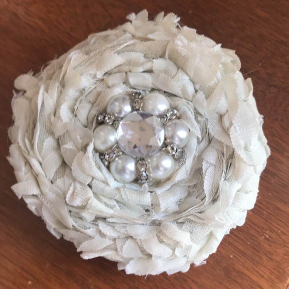 Ruff edged floral brooch in EUC 🌻 - Picture 7 of 7